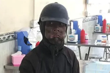 Thanh niên đóng giả người mặt đen bí ẩn để đăng Facebook “câu like” đang bỏ trốn