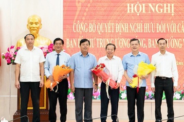 Ba lãnh đạo Tỉnh ủy, UBND tỉnh An Giang nghỉ hưu trước tuổi, thôi việc