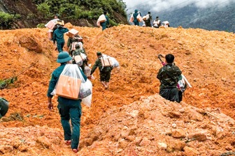 Bộ đội vượt núi cõng từng bao gạo, gói mì vào cho dân vùng cô lập sau lũ