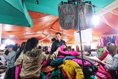 "Thiên đường giá rẻ sinh viên" đông nghịt người mua quần áo ấm