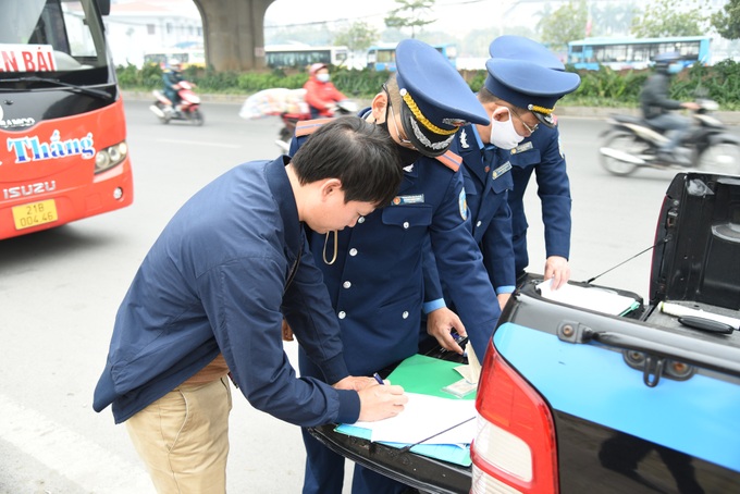 TTGT Hà Nội ra quân đợt cao điểm bảo đảm trật tự, an toàn giao thông Tết Nguyên Đán 2021 - Ảnh 4. TTGT Hà Nội ra quân đợt cao điểm bảo đảm trật tự, an toàn giao thông Tết Nguyên Đán 2021 - Ảnh 4.