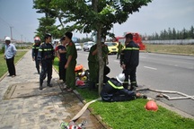 Cháy nhà xưởng, 9 lính cứu hỏa bị ngộ độc khí