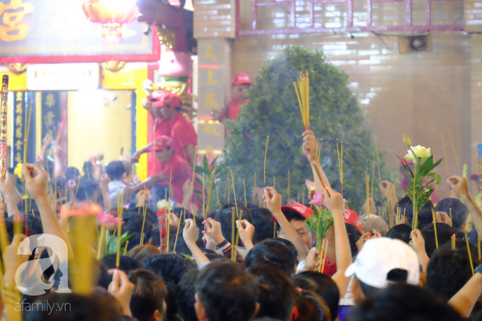 Hàng ngàn người cầm nhang viếng chùa Bà Bình Dương nửa đêm, mang theo cả con nít khiến trẻ nhỏ hít khói mệt nhoài - Ảnh 10. Hàng ngàn người cầm nhang viếng chùa Bà Bình Dương nửa đêm, mang theo cả con nít khiến trẻ nhỏ hít khói mệt nhoài - Ảnh 10.