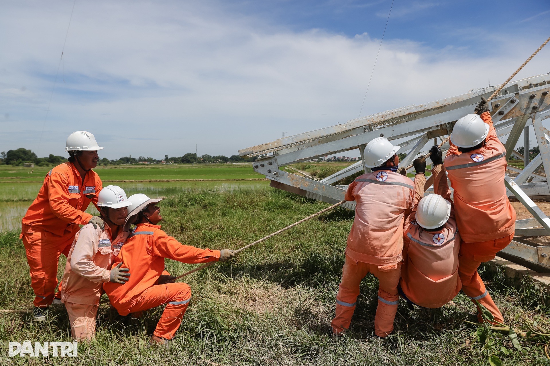 Hành trình của công nhân điện lực miền Nam tại dự án 500kV mạch 3 - 6 Hành trình của công nhân điện lực miền Nam tại dự án 500kV mạch 3 - 6
