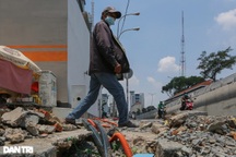 Nhiều tuyến vỉa hè ở trung tâm TPHCM như "chiếc áo rách"