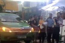 Lạ lùng vụ cả nhóm người lạ ngang nhiên xông vào nhà đòi "bắt cóc" 3 trẻ nhỏ