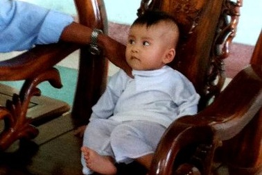 Bé gái xinh xắn bụ bẫm bị bỏ rơi trong đêm lạnh