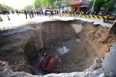 “Hố tử thần” nuốt xe tải ở Trung Quốc