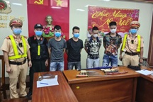 Kiểm tra xe ô tô chạy quá tốc độ, công an phát hiện nhiều hung khí