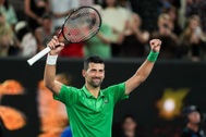 Djokovic cán mốc 100 chiến thắng tại Australian Open