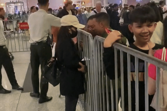 ឪពុកម្តាយយំពេលឃើញកូនស្រីទៅធ្វើការនៅបរទេស - ១ Bố mẹ khóc nấc khi tiễn con gái đi làm ở nước ngoài - 1