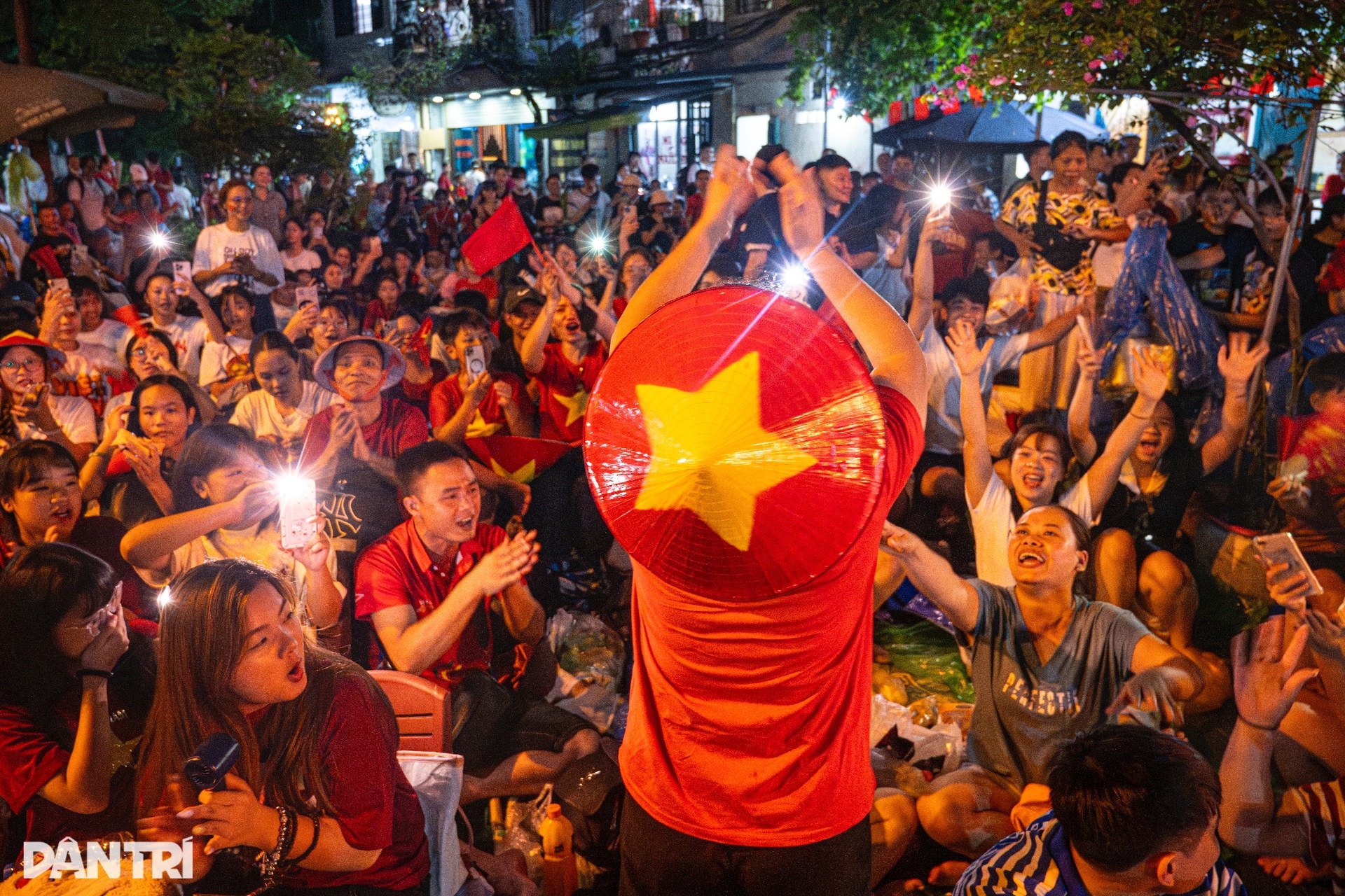 Đêm Hà Nội rộn rã tiếng ca, hàng vạn người hân hoan chờ lễ diễu binh - 7 Đêm Hà Nội rộn rã tiếng ca, hàng vạn người hân hoan chờ lễ diễu binh - 7