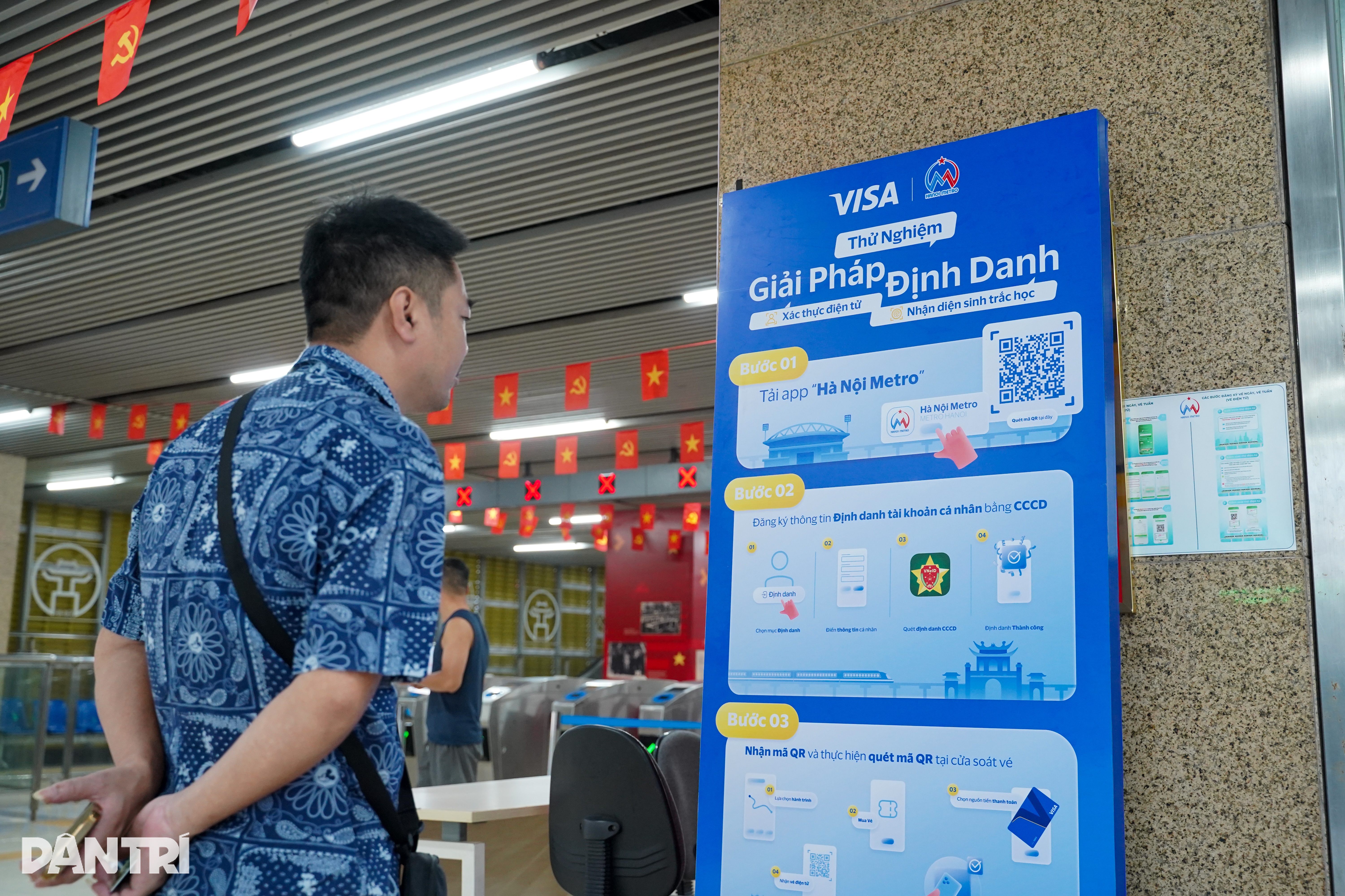 Người Hà Nội thích thú đi metro sinh trắc học một chạm đến mọi ga - 15