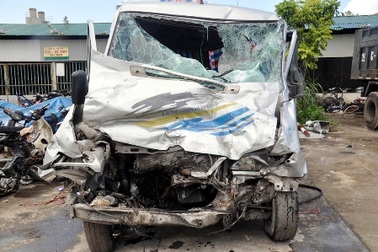 Xe tải va chạm xe khách, 10 người thương tích, nhập viện