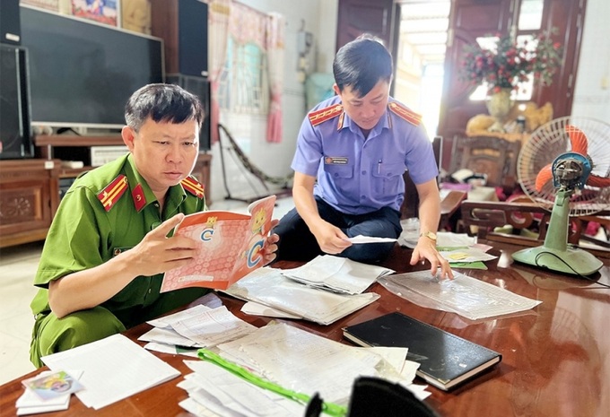 Cơ quan chức năng khám xét nhà ở của bị can Nhan Thị Kiều Oanh. (Ảnh Tiến Tầm).