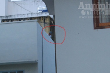 Leo lên tầng thượng để dọa… công an 