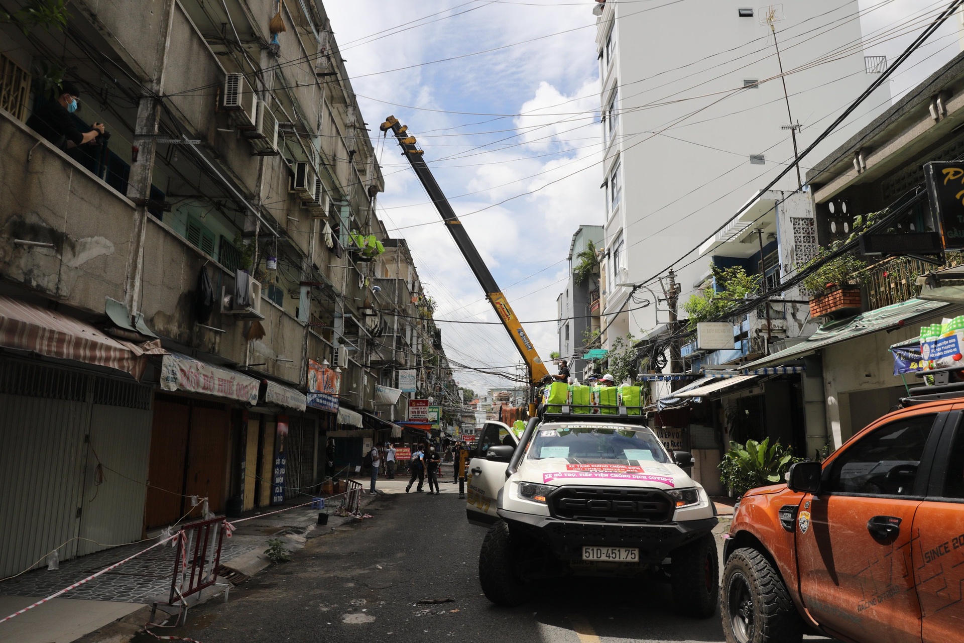 Dùng xe cẩu vận chuyển nhu yếu phẩm tới người dân sống tại chung cư TPHCM - 2