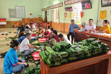 Người miền Trung gói bánh chưng, gom cá khô gửi ra vùng lũ miền Bắc