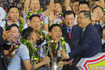 Màn đăng quang lên ngôi vô địch V-League đi vào lịch sử CLB Nam Định