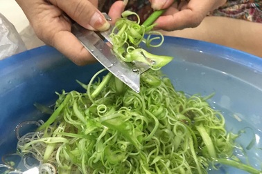 TPHCM: Rau muống ngậm hóa chất, người dân vẫn vô tư ăn