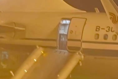 Đi vệ sinh lại mở cửa thoát hiểm máy bay, hành khách bị phạt 287 triệu đồng