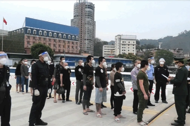 Lào Cai: Tiếp nhận 117 người làm thuê trái phép do Trung Quốc trao trả