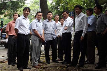 Theo chân Chủ tịch Hà Nội kiểm tra công tác cải tạo vỉa hè