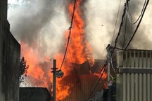 Hà Nội: Cháy lớn tại xưởng gỗ, khói lửa bốc cao hàng chục mét