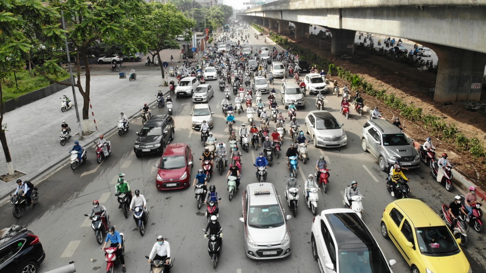 Học sinh được đến trường, “đặc sản” tắc đường trở lại Hà Nội - 6 Học sinh được đến trường, “đặc sản” tắc đường trở lại Hà Nội - 6