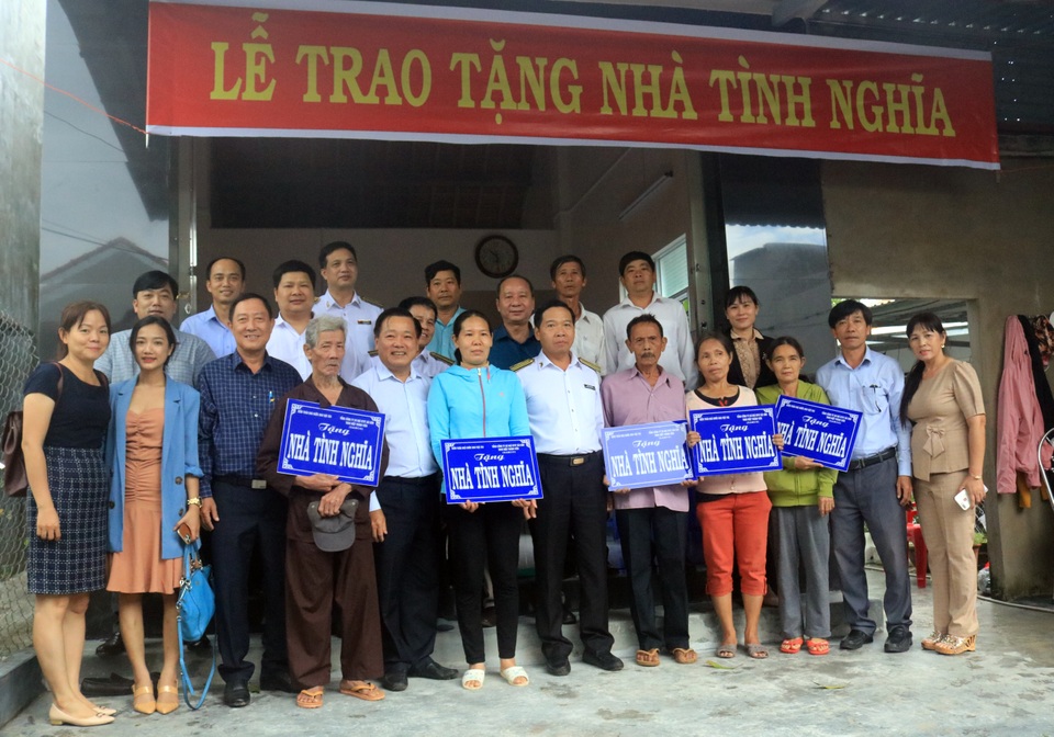 Tặng 5 ngôi nhà tình nghĩa cho 5 hộ gia đình có hoàn cảnh khó khăn - 1 Tặng 5 ngôi nhà tình nghĩa cho 5 hộ gia đình có hoàn cảnh khó khăn - 1