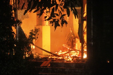 Quán karaoke bốc cháy, 6 phòng hát bị thiêu rụi hoàn toàn