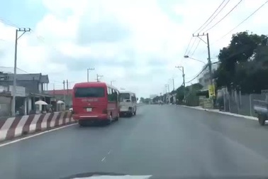 Hai xe khách rượt đuổi nhau, "thí mạng" hàng chục hành khách
