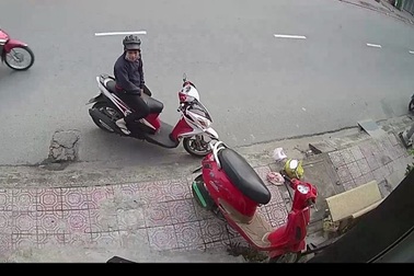 Đôi nam nữ dàn cảnh phát tờ rơi để trộm