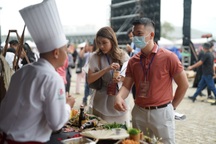 Nhiều du khách đến Việt Nam nhưng không biết mua gì, ăn gì