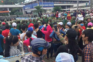 Nhóm công nhân dùng gạch tấn công cảnh sát cơ động nhận án