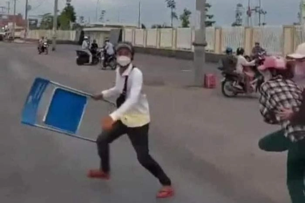 Vụ tao là trùm ở đây: Hối hận sau khi ném vỡ kính xe cứu thương? - 1 Vụ tao là trùm ở đây: Hối hận sau khi ném vỡ kính xe cứu thương? - 1