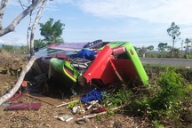 Lật xe khách giường nằm, 31 người nhập viện cấp cứu