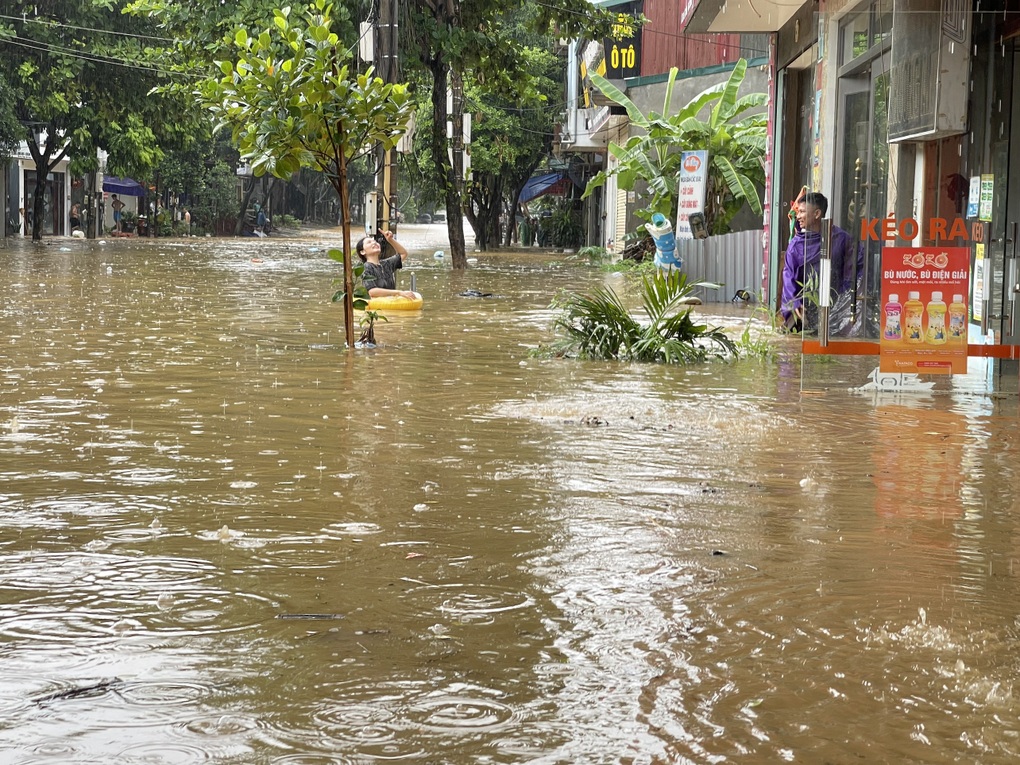 TP Lào Cai nước ngập ngang bụng, người dân bơi phao trên phố - 8 TP Lào Cai nước ngập ngang bụng, người dân bơi phao trên phố - 8