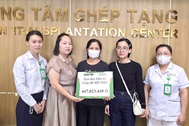 Trao hơn 447 triệu đồng do bạn đọc Dân trí giúp đỡ mẹ đơn thân mắc suy thận