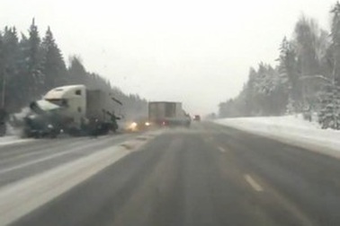 Tai nạn kinh hoàng trên đường tuyết