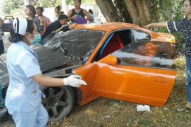 Sư Thái Lan đâm tan nát siêu xe đi mượn vào gốc cây
