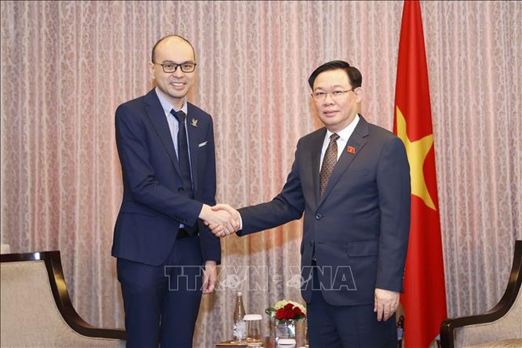 Chủ tịch Quốc hội Vương Đình Huệ tiếp lãnh đạo các tập đoàn kinh tế lớn tại Indonesia - 4 Chủ tịch Quốc hội Vương Đình Huệ tiếp lãnh đạo các tập đoàn kinh tế lớn tại Indonesia - 4