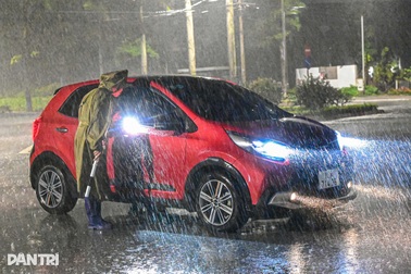 Hải Phòng mưa to gió lớn, loạt phương tiện ra biển Đồ Sơn phải quay đầu