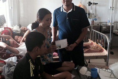 Nhiều tấm lòng hảo tâm chung tay giúp đỡ cậu bé mồ côi cha chăm mẹ ung thư tại bệnh viện