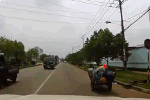 Luồn lách, lấn làn, xe máy đâm nứt kính ôtô