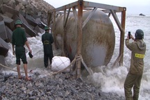 Lại phát hiện 2 bồn hóa chất in chữ Trung Quốc tại bờ biển Quảng Ngãi