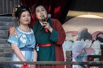 Quang cảnh trong "chợ tình" náo nhiệt nhờ bà mối mát tay tìm mối kết đôi