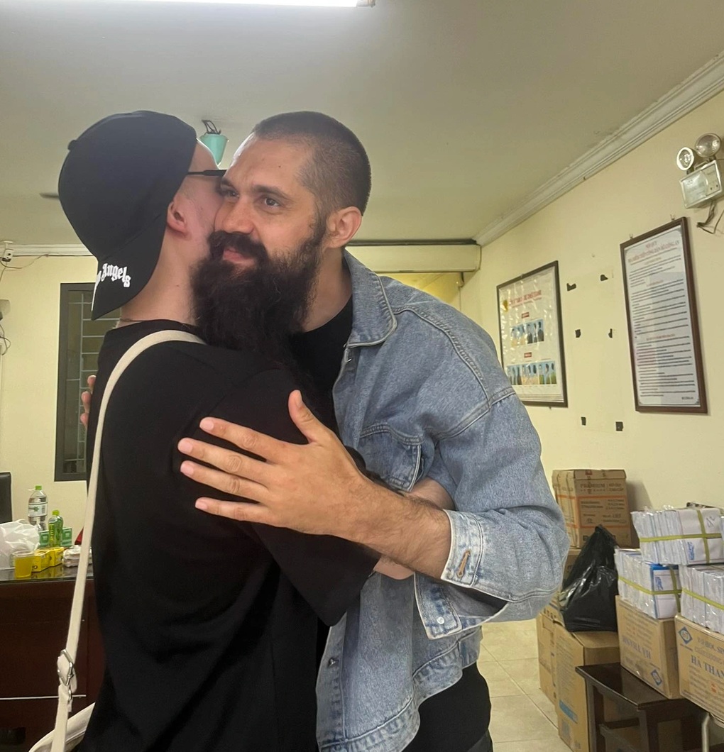 Tin nhắn lúc nửa đêm và hơn 7 tiếng tìm du khách Nga mất liên lạc ở Hà Nội - 2 Tin nhắn lúc nửa đêm và hơn 7 tiếng tìm du khách Nga mất liên lạc ở Hà Nội - 2