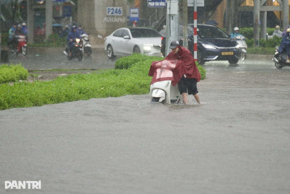 Hà Nội nhiều điểm ngập sâu, giao thông ùn tắc - 2 Hà Nội nhiều điểm ngập sâu, giao thông ùn tắc - 2