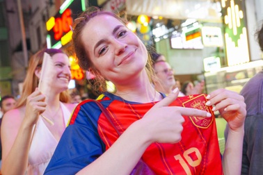 Phố Tây Bùi Viện vỡ òa khi Tây Ban Nha đăng quang World Cup